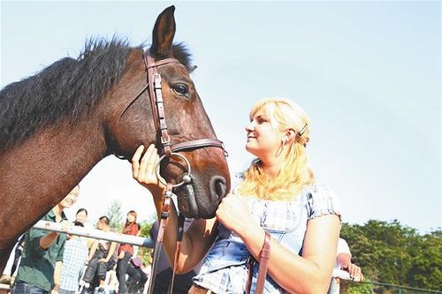 图文:匈牙利两位美女骑手 武汉高校教驯马_大楚网_腾讯网