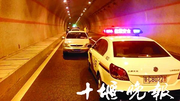 男子接电话错过互通路口高速驾车逆行被扣12