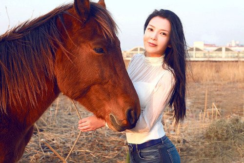 [优雅]温子菲马场写真清新阳光 变冷艳骑师_大楚