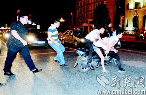 武汉警方整治小型摩托车 街头追抓小帅哥