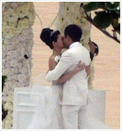  大S婚纱 由婆婆设计 白色婚礼如爱丽丝仙境_搜