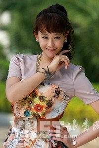 海陆街拍惹围观 俏皮风引领国内少女新时尚