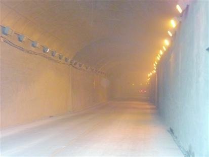 黄思湾隧道灰尘大可见度很低 影响行车安全(图