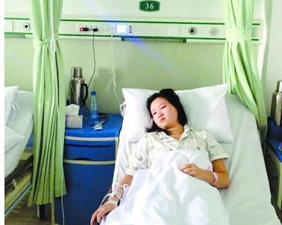 亲生父母缄默 爱心人士到医院探望白血病女孩