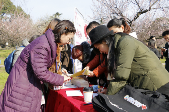 恋爱春光溢满梅园 东湖梅园相亲跑活动引发全民热潮