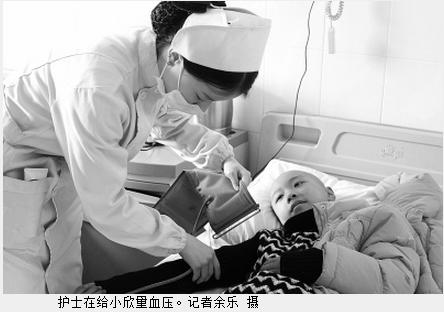 荆州十岁女童患卵巢癌化疗呕到吐血 坚强求生