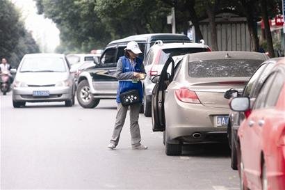路边停车收费新规实施首日 上班族愁费用太高