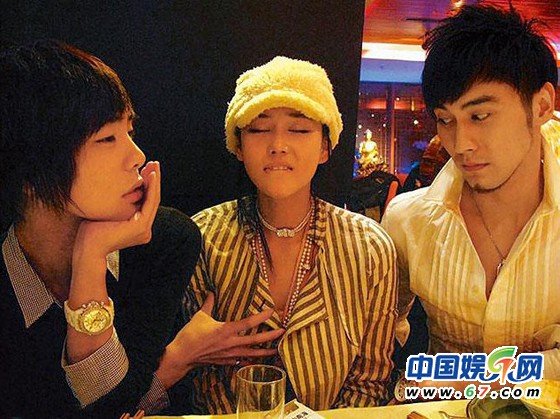 张馨予任人摸胸旧照流出 靠f胸上位史曝光