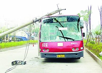 武汉一货车拉倒电杆砸了公交 无人员伤亡(图)