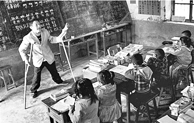 湖北双拐教师撑起大山孩子求学梦 妻子是义工