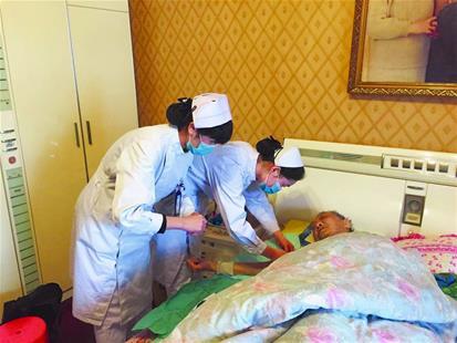 79岁爹爹出院后 暖心白衣天使17次上门护理(图