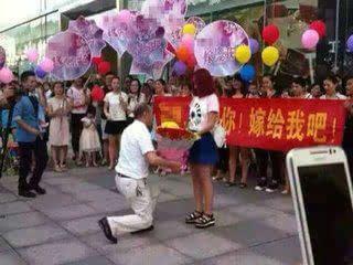 大叔高调求婚引出欠薪剧情 昨日承诺发薪日未露面