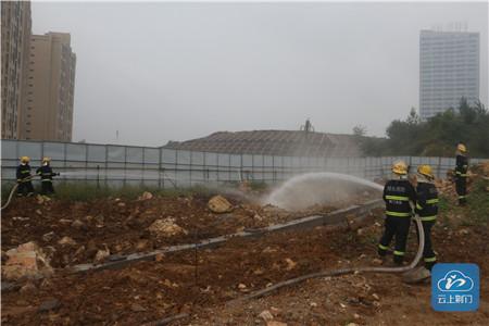 工地挖断天然气管道 消防用水枪稀释泄漏气体