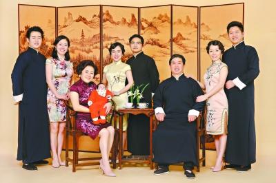 我们将全家福装在钱包里 不顺时看看家人的笑容