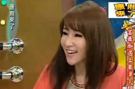 “整容天后”萧亚轩疯狂变脸面目全非 成翻版Angelababy