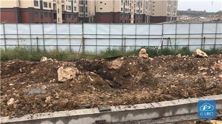 工地挖断天然气管道 消防用水枪稀释泄漏气体