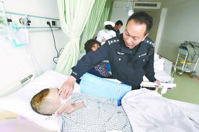 男子骑车摔倒昏迷难获保 民警奔波理赔救命