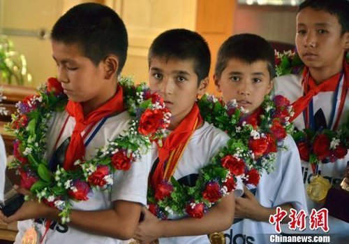 新疆小学生狂胜日韩卫冕夺冠 政府颁奖14.9万
