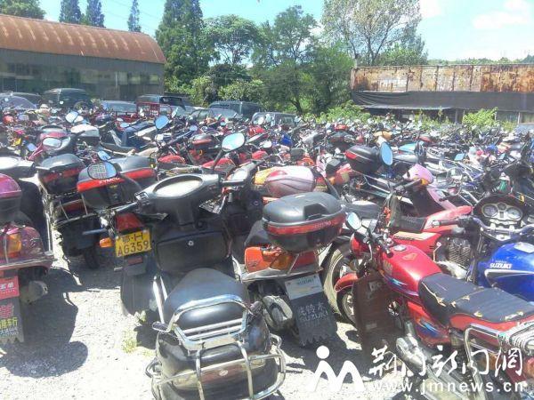 东宝交警开展摩托整治行动 共扣摩托车1113辆