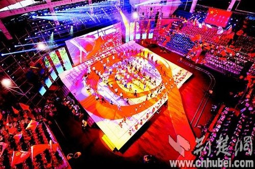 湖北省隆重纪念共青团成立九十周年:高举团旗