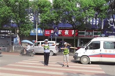 来凤中学生在交通民警的带领下体验交警工作