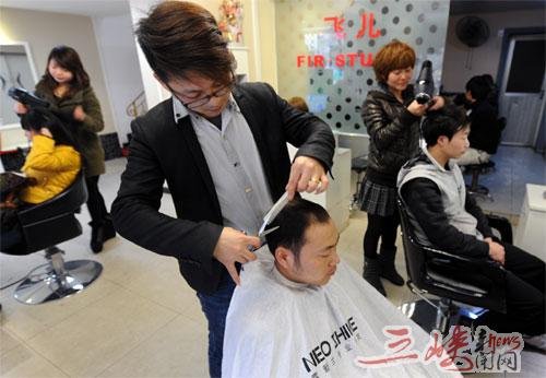 头市民扎堆剃龙头 理发店爆满_腾讯大楚<em>网</em>_