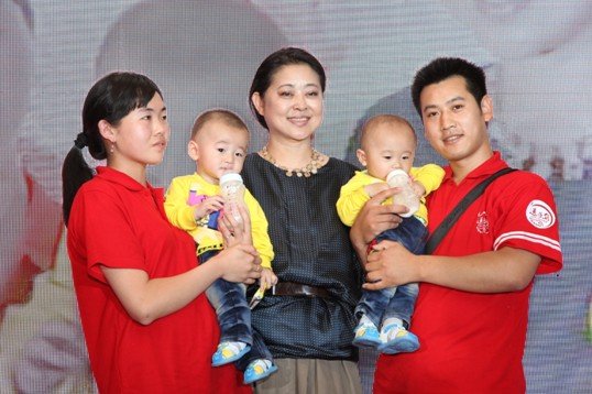 倪萍出席送子鸟基金华博妈妈回娘家活动