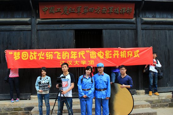 寻访英雄梦江大文理学院学生清明缅怀先烈