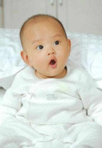 50岁<em>莫少聪</em>晒<em>女儿</em>百日照 去年秘娶24岁嫩妻(图