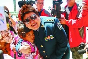 韩红公益行走访拉萨福利院 赵薇电话捐助30万