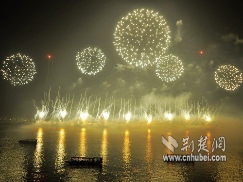 全国网媒聚焦橘子洲头 流光溢彩焰火晚会