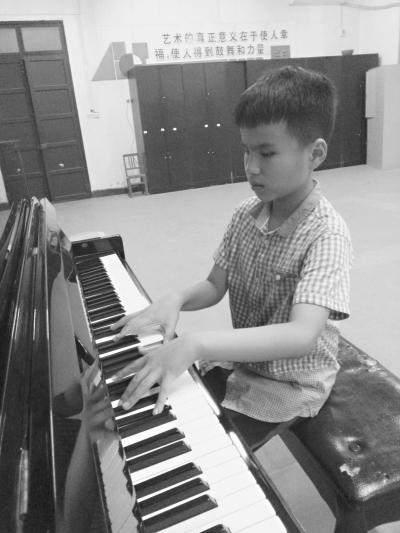 10岁盲童通过钢琴八级考试 与克莱德曼同台演