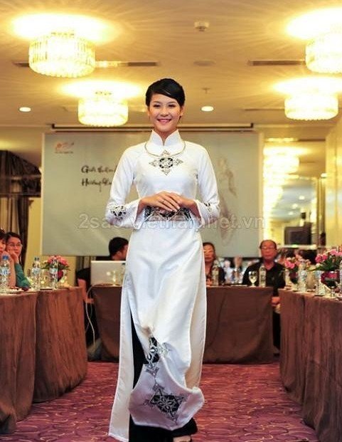 抓拍越南街头美女白美纯 装扮脱俗显文静