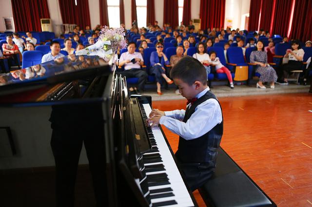 舞动指尖绽放梦想 光谷五小2018年春季钢琴音