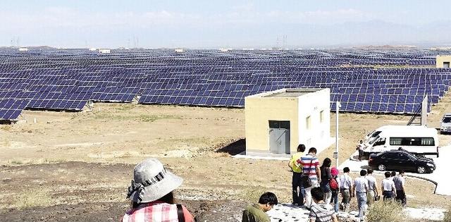 鄂光伏电站点亮新疆 戈壁滩建5000公里太阳能