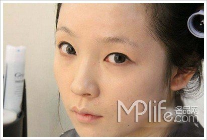 <em>丑女变天仙</em>!揭秘韩国婚纱照化妆全过程_地方站