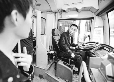 武汉公交司机讲普通话 超九成外地乘客点赞
