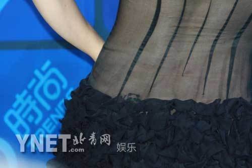 黄小蕾透视装爆棚红毯秀性感臀部纹身亮相象鼻子男士长裤带丁丁情趣图片