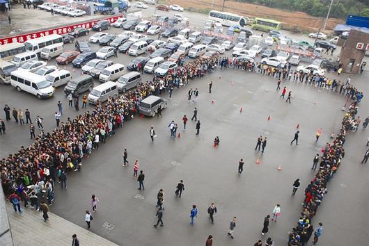 宜昌昨日2026人排队扎堆报名驾考 创单日新高