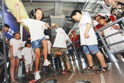 与父母同玩耍 手拉手游江城 留守儿童感受幸福