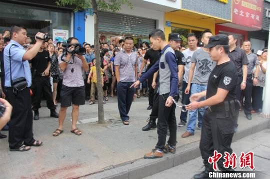 湖北利川一男子城区街头被砍死 嫌犯电话自首