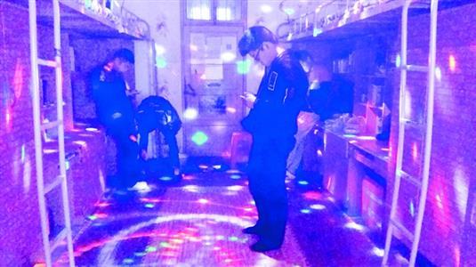 六名酷爱音乐的大学生 花700元将寝室改装成ktv图片