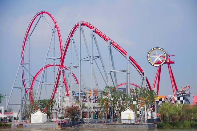 武汉最快过山车3月迎客 最高时速达135公里