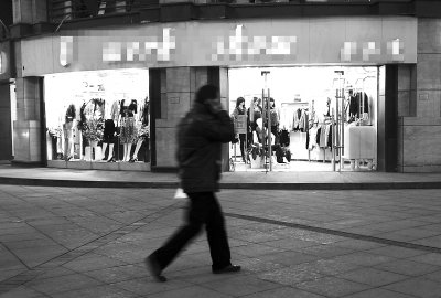 男子光谷持刀挟持女顾客 众人智擒歹徒无人伤