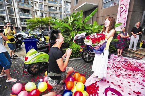 武汉多家影城专设求婚厅 求婚消费拉动甜蜜产业
