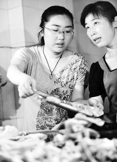 爸爸患病去世 武汉坚强女孩帮妈妈卖菜挣学费