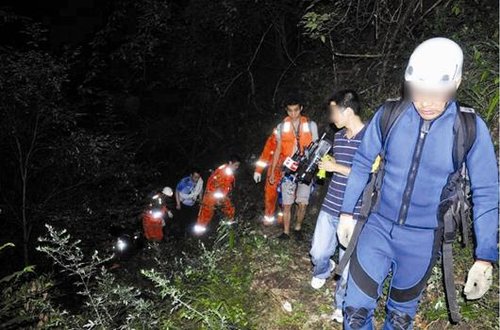 驴友探险宜昌1人坠崖死亡 各方奋战6小时救38人