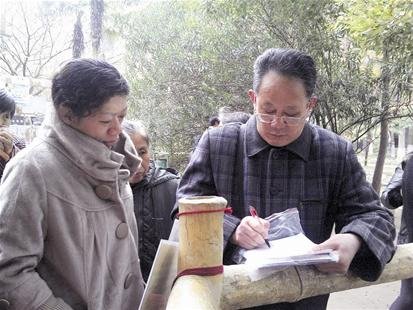 武汉老人夜班门卫白天红娘 收费五元帮人找对