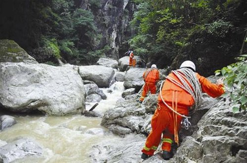 驴友探险宜昌1人坠崖死亡 各方奋战6小时救38人