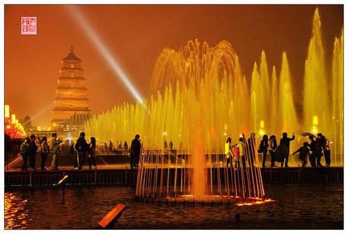 雨临古都 武汉妹子风雨无阻游西安